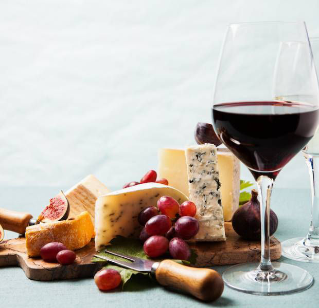 Сыр вино санкт петербург. Французская кухня вино и сыр. Французы вино и сыр. Вечер вино сыр. Сервировка вино сыр.